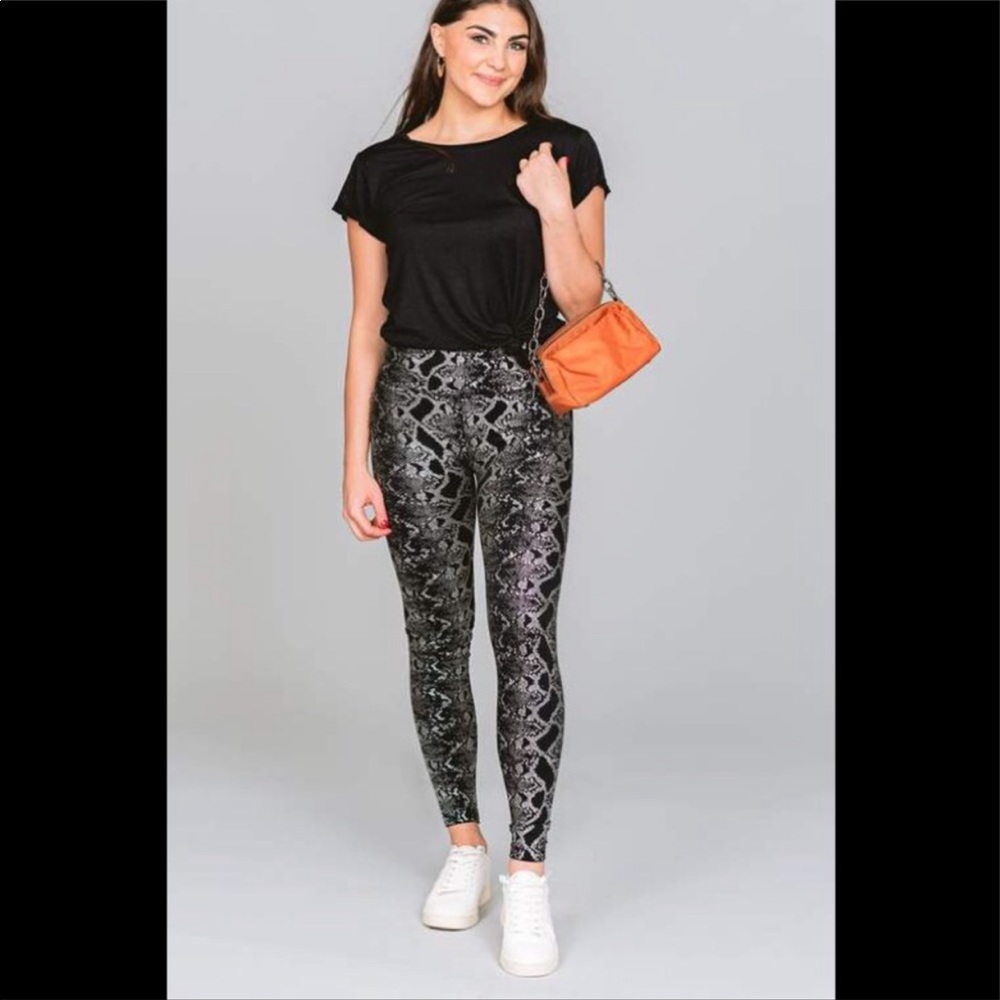 NWT Snakeskin Print Fleece Metallic Black & Silver Leggings - Picture 2 of 4